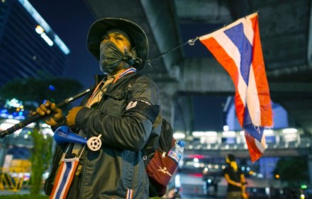 Three hour attack on Bangkok protest site, 20 bombs