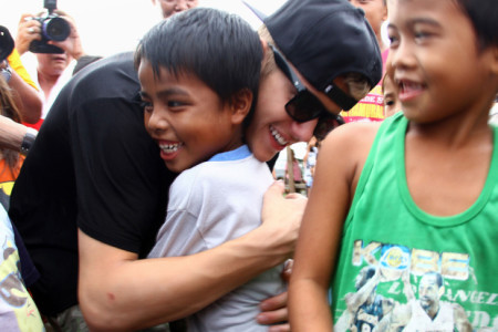 Teen idol Justin Bieber visits typhoon victims in Philippines