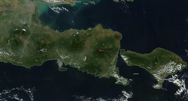 Image of the volcanic eruption of Mount Raung, East Java, Indonesia 