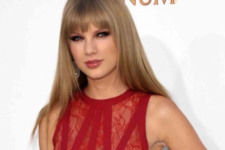 Taylor Swift Donates money to a Fan with Leukemia