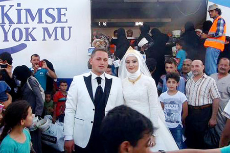 Turkish couple spend wedding day feeding refugees