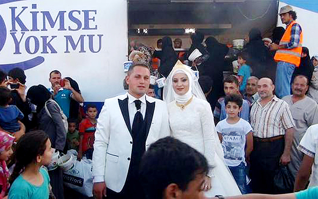 Turkish couple spend wedding day feeding refugees